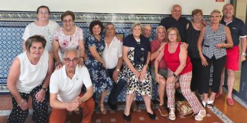 Los quintos y quintas de 1956 de Aldeaseca de la Frontera se reúnen por sexto año en una animada comida de confraternidad