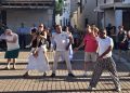 Amelio García Bueno convierte la plaza de Santiago de la Puebla en un gran salón de baile con una participativa y animada clase