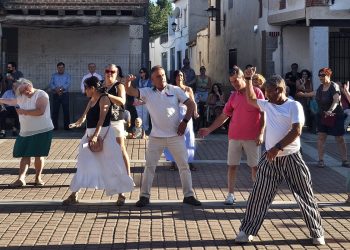 Amelio García Bueno convierte la plaza de Santiago de la Puebla en un gran salón de baile con una participativa y animada clase