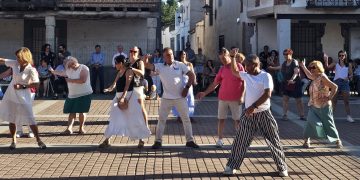 Amelio García Bueno convierte la plaza de Santiago de la Puebla en un gran salón de baile con una participativa y animada clase