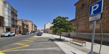 Peñaranda señaliza 10 plazas de aparcamiento en la calle Nuestra Señora que los jueves ocuparán los vendedores ambulantes