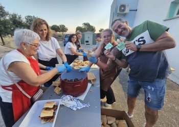 Bóveda del Río Almar abre sus fiestas de verano con una cena «a la parrilla» en la que se han repartido casi 400 raciones