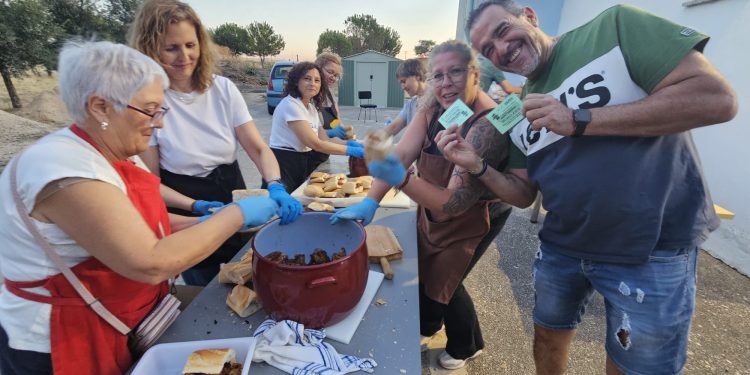 Bóveda del Río Almar abre sus fiestas de verano con una cena «a la parrilla» en la que se han repartido casi 400 raciones
