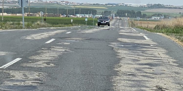 El PSOE pide reparar la SA-105 entre Peñaranda y el límite con Ávila tras meses sin avances en una obra que prometió la Junta