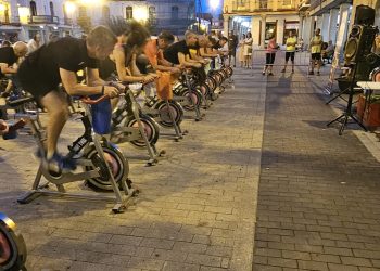 El Spinning Outdoor Solidario reúne deporte y solidaridad en la Plaza de la Constitución con una recogida benéfica de alimentos