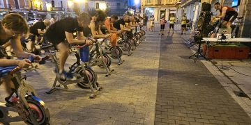 El Spinning Outdoor Solidario reúne deporte y solidaridad en la Plaza de la Constitución con una recogida benéfica de alimentos