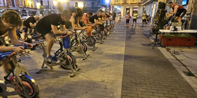 El Spinning Outdoor Solidario reúne deporte y solidaridad en la Plaza de la Constitución con una recogida benéfica de alimentos