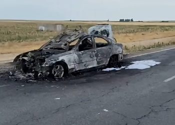 Un vehículo que circulaba por la SA-810 en el término municipal de Villoria acaba calcinado y produce también daños en la vía