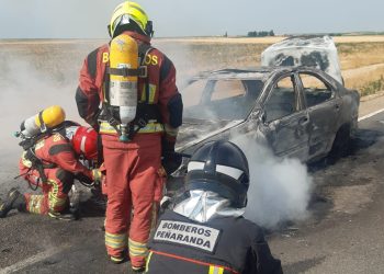Un vehículo que circulaba por la SA-810 en el término municipal de Villoria acaba calcinado y produce también daños en la vía