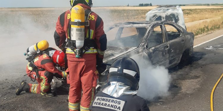 Un vehículo que circulaba por la SA-810 en el término municipal de Villoria acaba calcinado y produce también daños en la vía