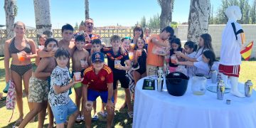 Niños y niñas de los campamentos del CID en Peñaranda celebran el triunfo de España en el Mundial con un cóctel muy divertido