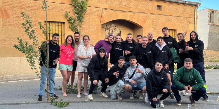 Cordovilla mantiene viva la tradición de la ronda a los mozos y mozas en la mañana del día del santo patrón, Santiago Apóstol