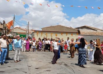 Bailes, vivas y el himno a Santiago Apóstol en la procesión de Cordovilla que ha contado con una destacada participación vecinal