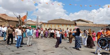 Bailes, vivas y el himno a Santiago Apóstol en la procesión de Cordovilla que ha contado con una destacada participación vecinal