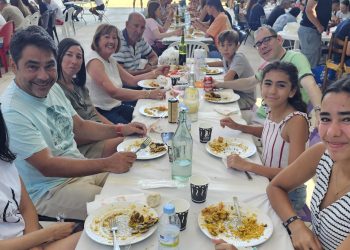 Cordovilla reparte 300 raciones de paella con sangría y postre en una comida con sabor a despedida y cuenta atrás para 2027