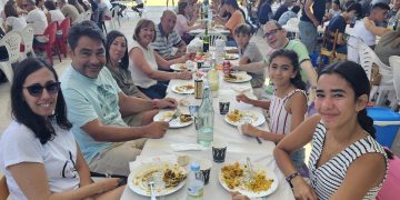 Cordovilla reparte 300 raciones de paella con sangría y postre en una comida con sabor a despedida y cuenta atrás para 2027