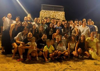 La cena de la juventud de Cordovilla anima la tercera jornada festiva con un gran ambiente en el parque Manuel Muiños