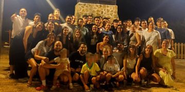 La cena de la juventud de Cordovilla anima la tercera jornada festiva con un gran ambiente en el parque Manuel Muiños