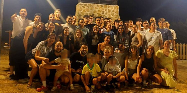 La cena de la juventud de Cordovilla anima la tercera jornada festiva con un gran ambiente en el parque Manuel Muiños