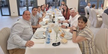El villorejo José Luis Calvo celebra su 71 cumpleaños rodeado de su familia con una comida en Las Cabañas, en Peñaranda