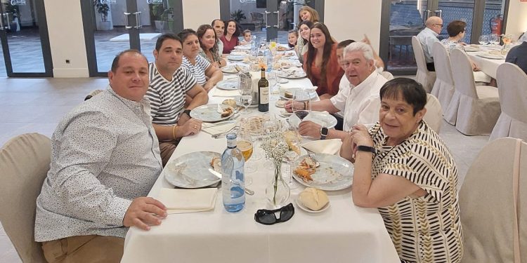 El villorejo José Luis Calvo celebra su 71 cumpleaños rodeado de su familia con una comida en Las Cabañas, en Peñaranda