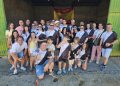 Apoteosis festivas en Mancera de Abajo con la algarabía de las peñas en un gran desfile animado por la charanga Los del Lío