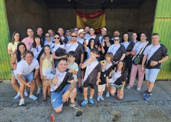 Apoteosis festivas en Mancera de Abajo con la algarabía de las peñas en un gran desfile animado por la charanga Los del Lío
