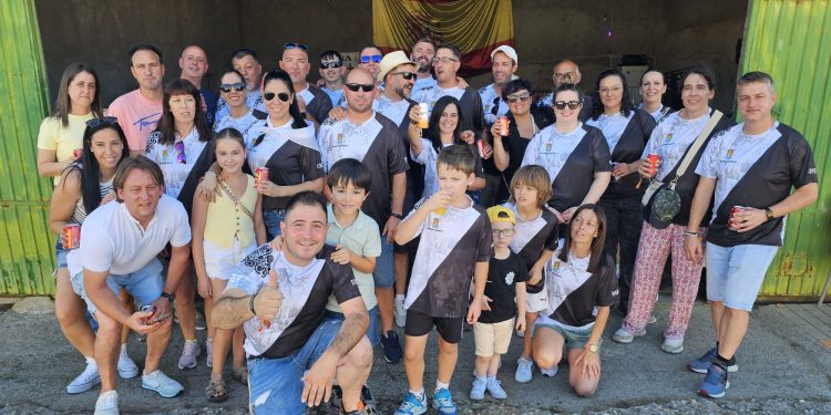 Apoteosis festivas en Mancera de Abajo con la algarabía de las peñas en un gran desfile animado por la charanga Los del Lío
