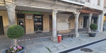 Otro edificio acordonado en las plazas de Peñaranda debido al deterioro que presenta junto a las columnas que lo sostienen
