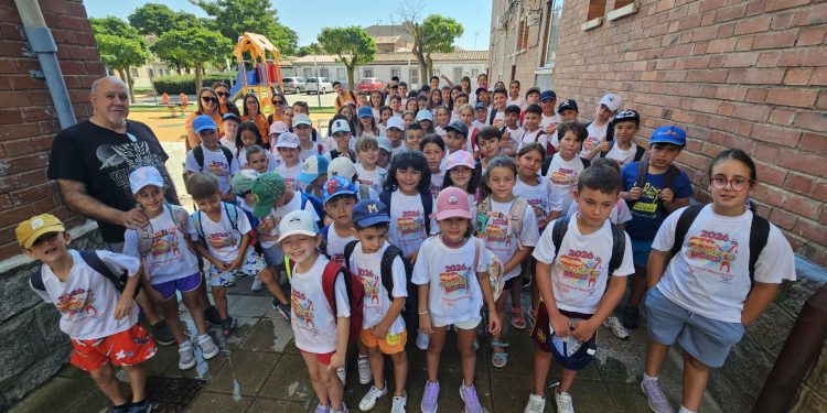 Buscando a Frozen en Peñaranda: su creador, Blas Madrid, recibe a los niños y niñas de los campamentos urbanos del CID