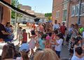 Nieve en pleno mes de julio en Peñaranda para ambientar la fiesta infantil de la casita del cuento de Frozen creada por Blas Madrid