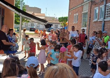 Nieve en pleno mes de julio en Peñaranda para ambientar la fiesta infantil de la casita del cuento de Frozen creada por Blas Madrid