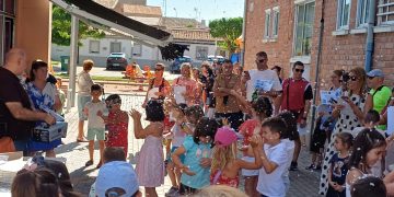 Nieve en pleno mes de julio en Peñaranda para ambientar la fiesta infantil de la casita del cuento de Frozen creada por Blas Madrid
