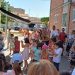 Nieve en pleno mes de julio en Peñaranda para ambientar la fiesta infantil de la casita del cuento de Frozen creada por Blas Madrid
