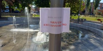 Una fuente de chorros en Peñaranda exclusivamente para uso humano: el Ayuntamiento pone carteles en el parque Los Jardines