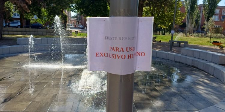Una fuente de chorros en Peñaranda exclusivamente para uso humano: el Ayuntamiento pone carteles en el parque Los Jardines