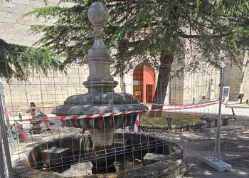 La fuente de Los Cuatro Caños en Peñaranda ya está vallada al estilo «la Cibeles» en previsión de que la Roja gane el Mundial