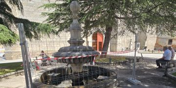 La fuente de Los Cuatro Caños en Peñaranda ya está vallada al estilo «la Cibeles» en previsión de que la Roja gane el Mundial