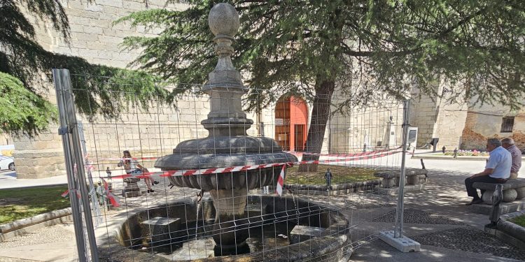 La fuente de Los Cuatro Caños en Peñaranda ya está vallada al estilo «la Cibeles» en previsión de que la Roja gane el Mundial