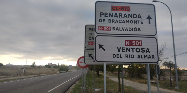 La Junta invierte 3,59 millones de euros en la renovación de la señalización vertical en las carreteras de la red autonómica