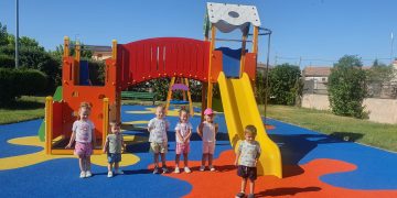 El mejor estreno para el parque de Macotera: niños y niñas de la Escuela Infantil Crecemos disfrutan de las instalaciones