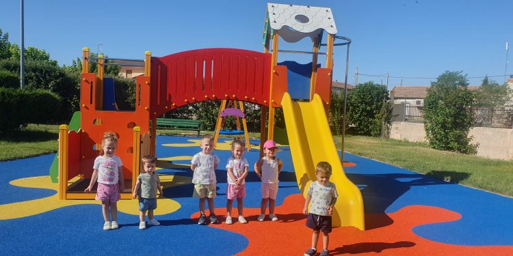 El mejor estreno para el parque de Macotera: niños y niñas de la Escuela Infantil Crecemos disfrutan de las instalaciones