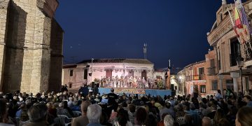 Macotera cierra con gran éxito su I Festival Internacional de Folk y reúne en la plaza a grupos salmantinos, de Senegal y de Chile