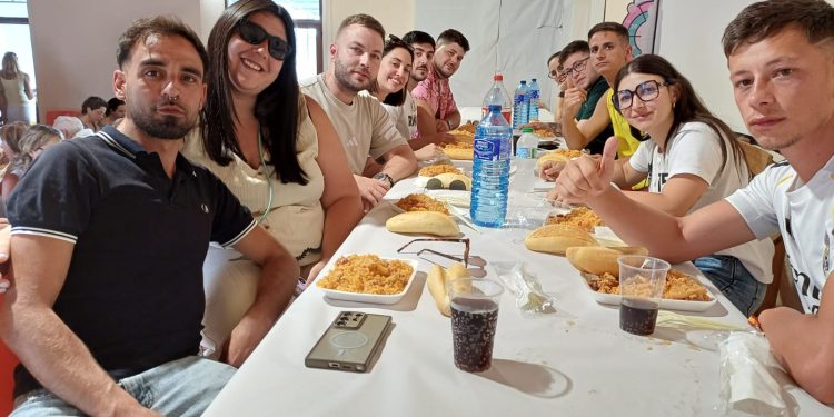 Mancera de Abajo reparte 400 raciones de arroz a la zamorana en la esperada comida popular de su última jornada festiva