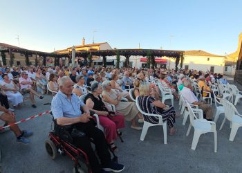 «El Brujo» cautiva al público en la plaza de Mancera de Abajo con su particular visión de San Juan de la Cruz en «La Luz Oscura»