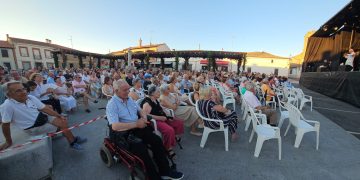 «El Brujo» cautiva al público en la plaza de Mancera de Abajo con su particular visión de San Juan de la Cruz en «La Luz Oscura»
