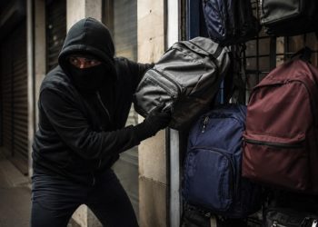 Roban las mochilas a cuatro trabajadores de Santiago de la Puebla y se llevan dinero, documentación y hasta la comida de la jornada