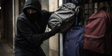 Roban las mochilas a cuatro trabajadores de Santiago de la Puebla y se llevan dinero, documentación y hasta la comida de la jornada