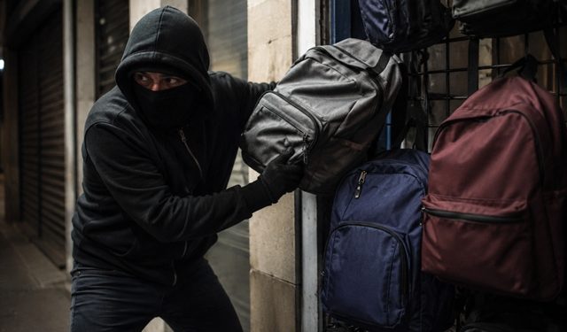 Roban las mochilas a cuatro trabajadores de Santiago de la Puebla y se llevan dinero, documentación y hasta la comida de la jornada
