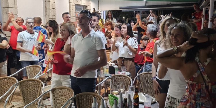 Euforia desatada en Peñaranda para celebrar el triunfo de España en el Mundial de Fútbol frente a Argentina y el gol de Ferran